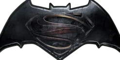 Batman v Superman Kissen in Logo-Form