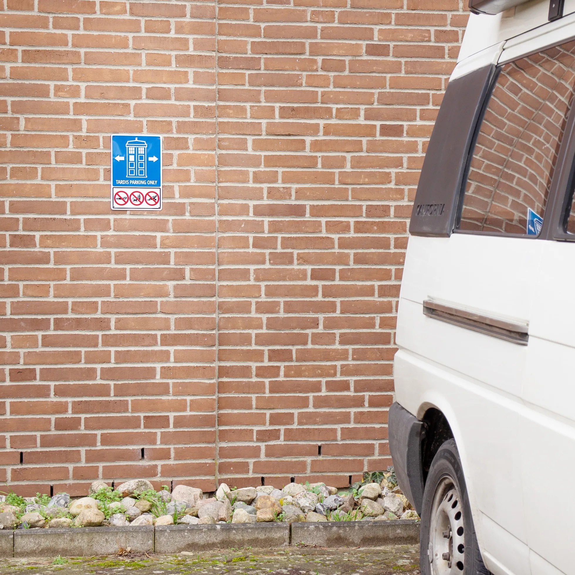 Blechschild Police Call Box Parking Only mit 3D-Prägung