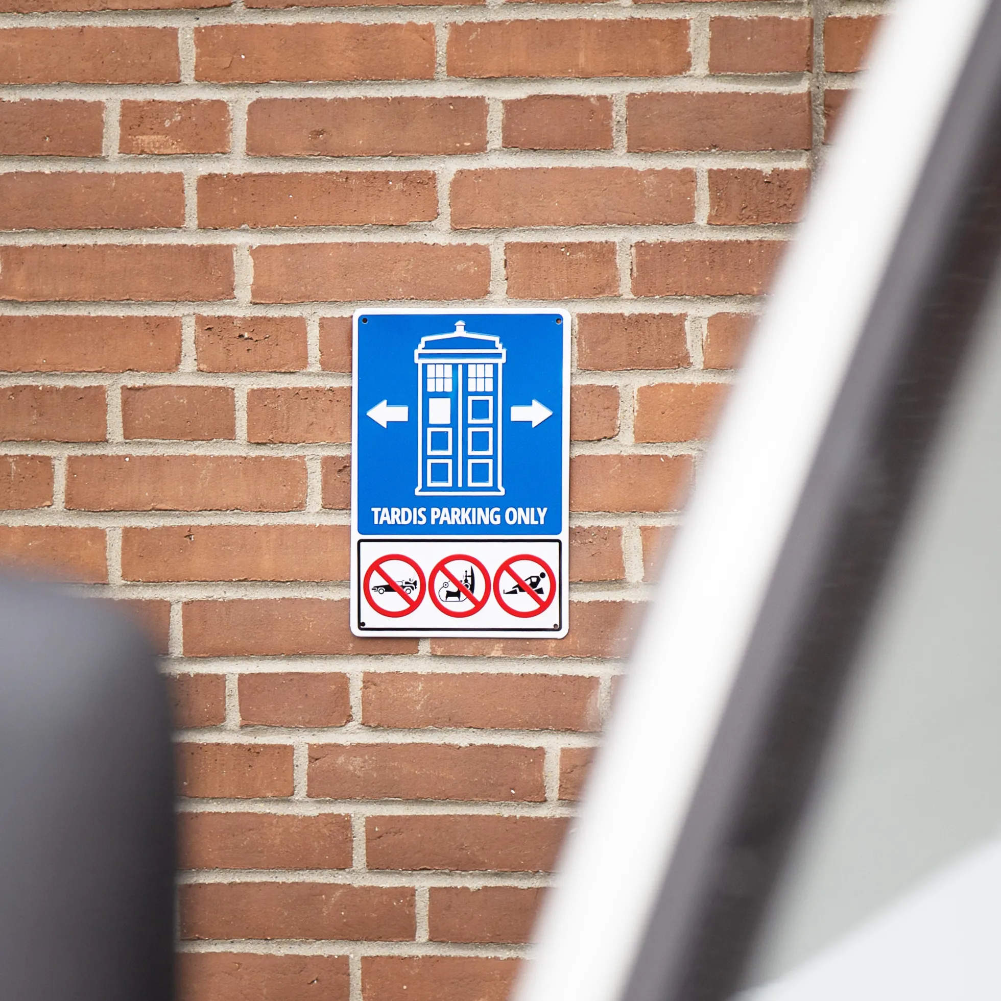 Blechschild Police Call Box Parking Only mit 3D-Prägung