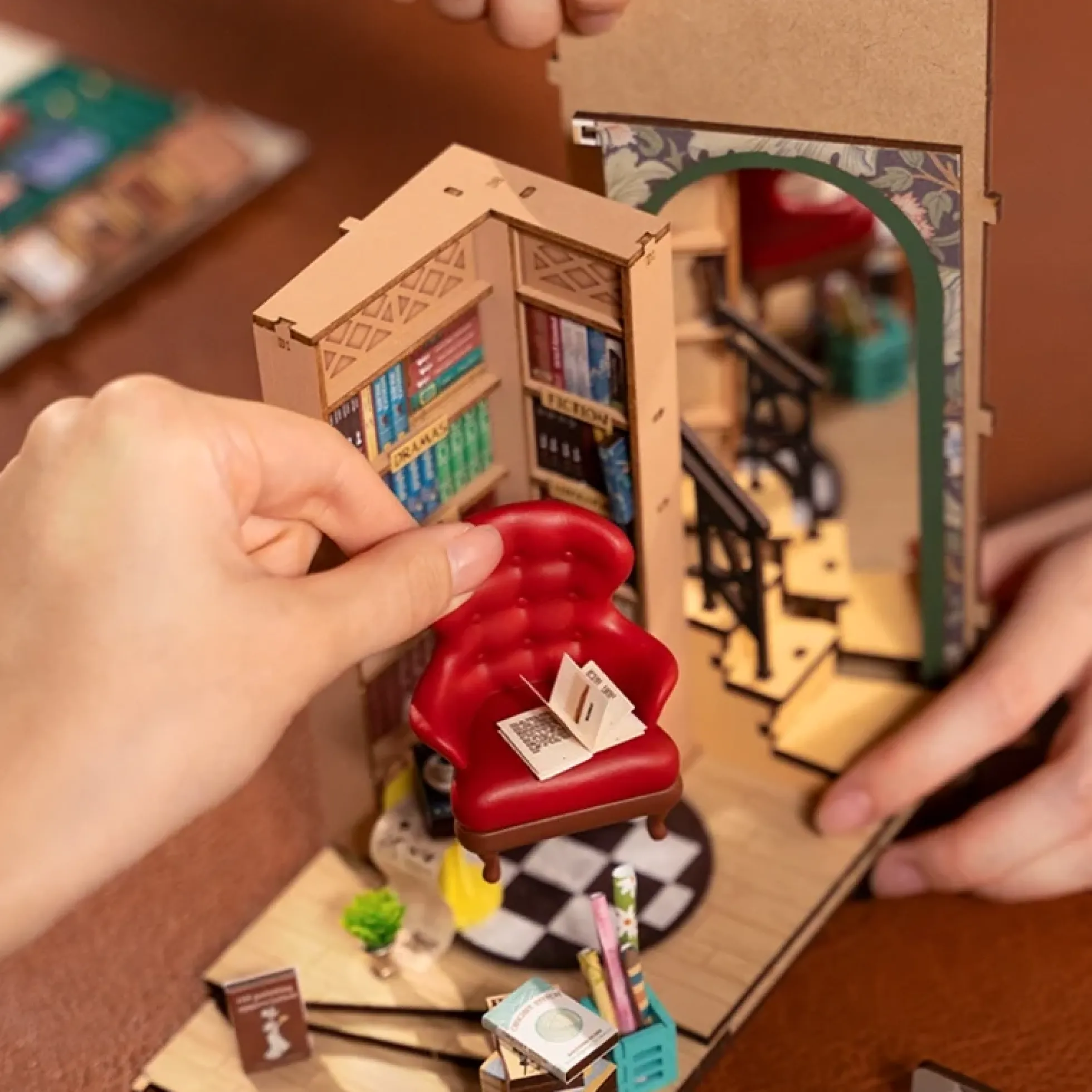 Book Nook Holzbausatz – Buchladen