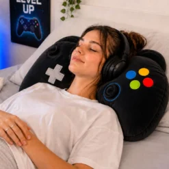 Gamepad Kissen aus Plüsch mit Steuerkreuz und bunten Knöpfen