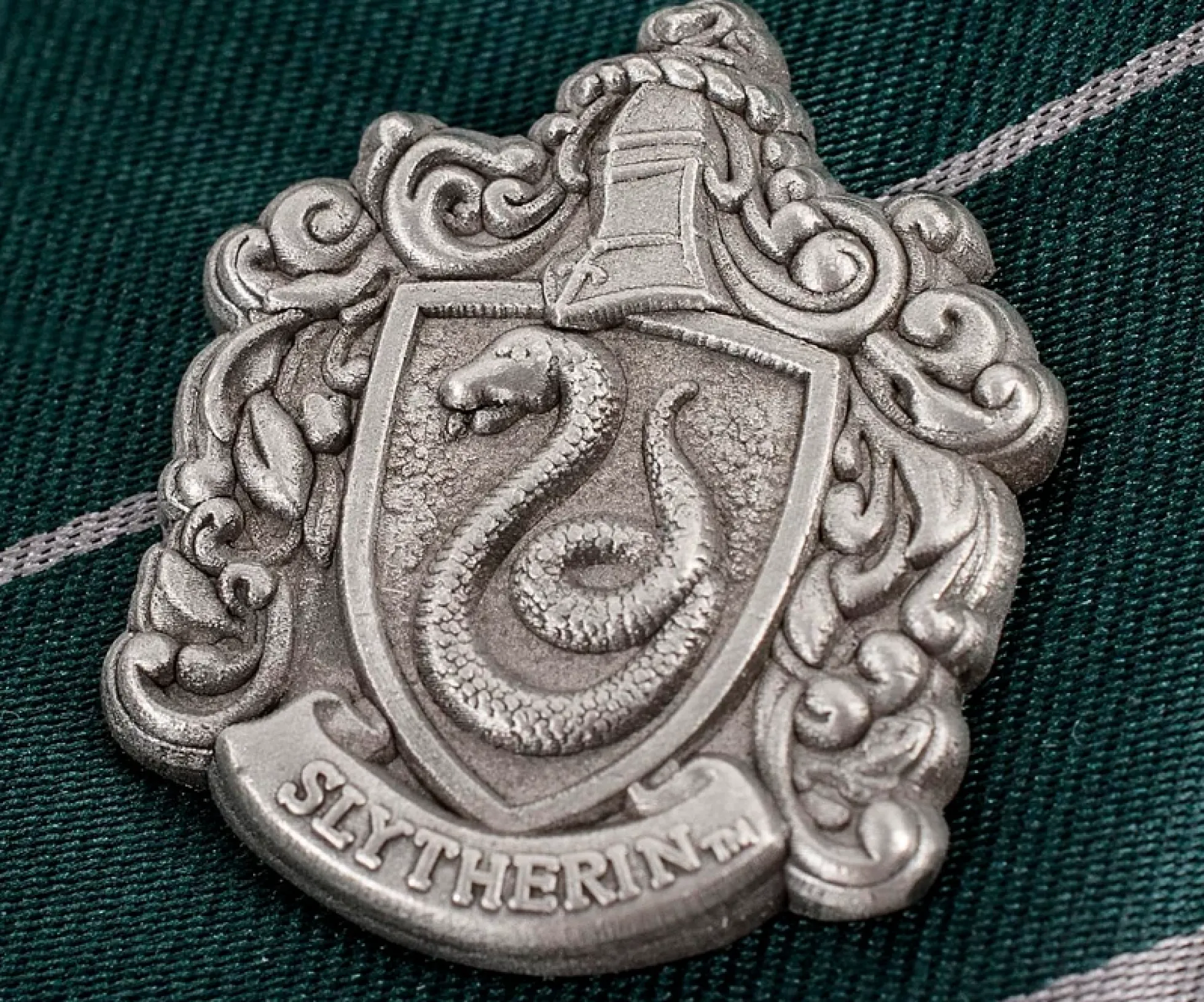 Harry Potter Slytherin Krawatte mit Hauswappen-Pin