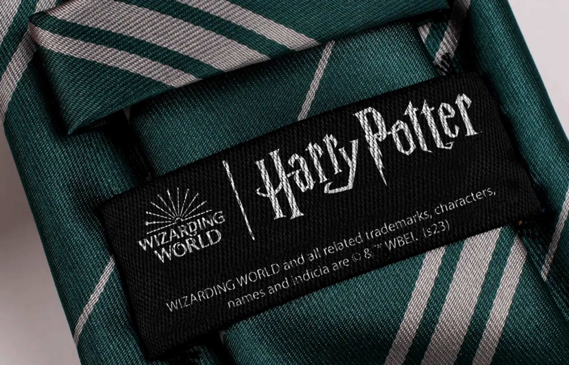 Harry Potter Slytherin Krawatte mit Hauswappen-Pin