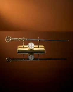 Harry Potter Zauberstab Alohomora mit Ständer und Anstecker