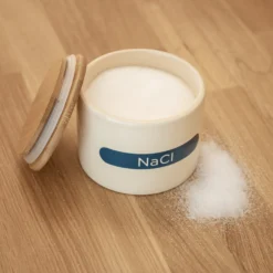 Keramik-Vorratsdose Salz mit der Formel NaCl