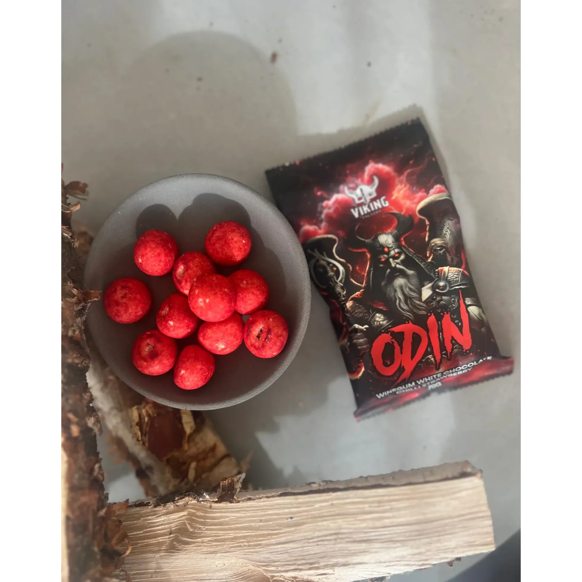 Odin - Erdbeer Weingummi mit Weißer Schokolade und Chili