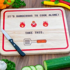 Schneidebrett Dangerous to cook alone