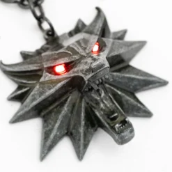 The Witcher 3 Wild Hunt Wolf Medaillon mit LED Augen