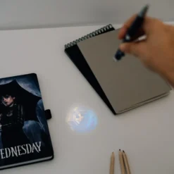 Wednesday Premium-Notizbuch mit Projektorstift